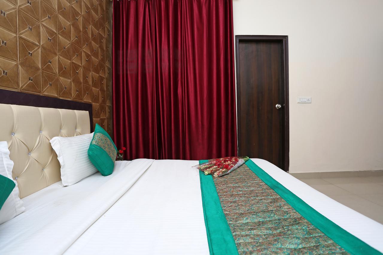 Hotel Avalon Нью-Дели Экстерьер фото